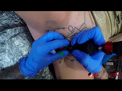 ❤️ Keçika pir tattookirî Sully Savage tattooek li ser klîtorê xwe kir. ️ Porno li porno ku.sexycamse.top ﹏